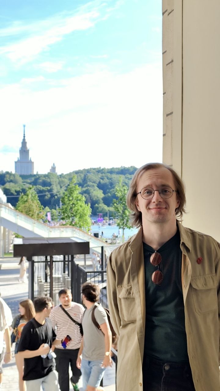 Ростислав Ковалевский на фоне МГУ